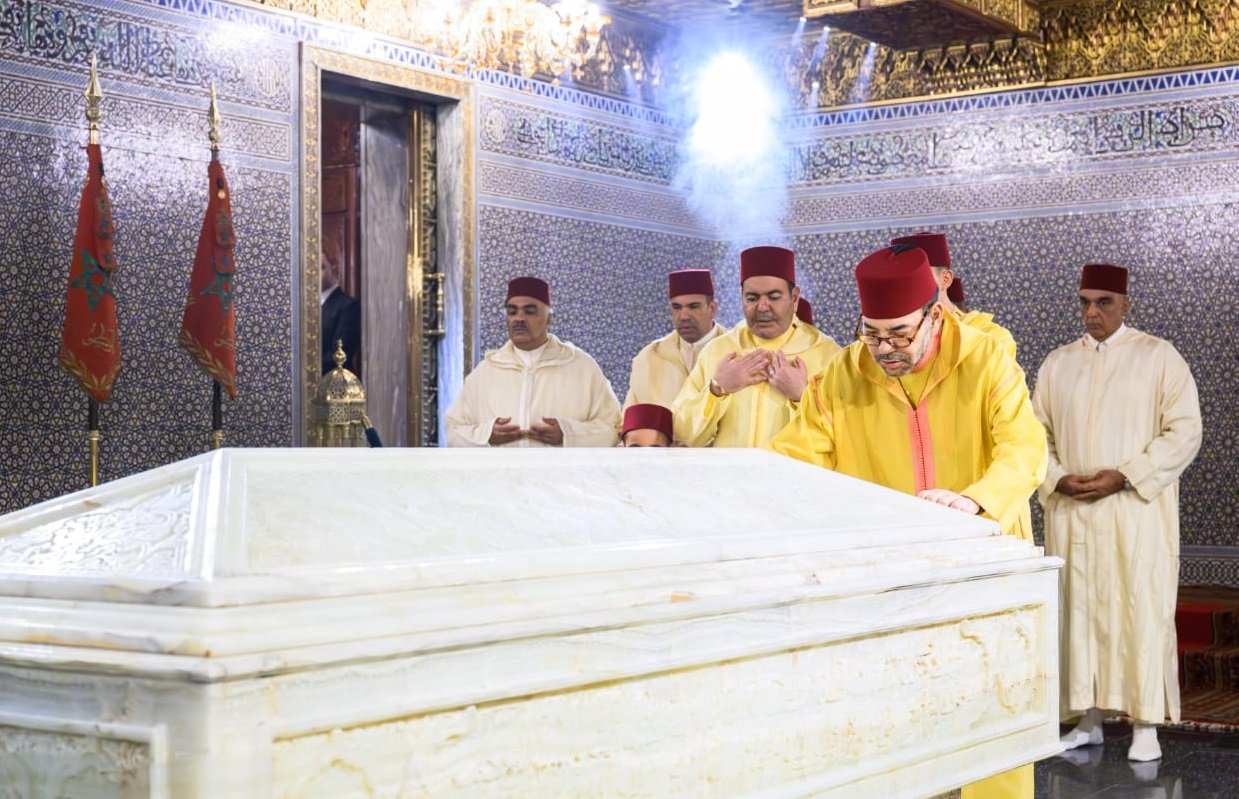أمير المؤمنين جلالة الملك محمد السادس يترحم على روح جلالة المغفور له الملك محمد الخامس
