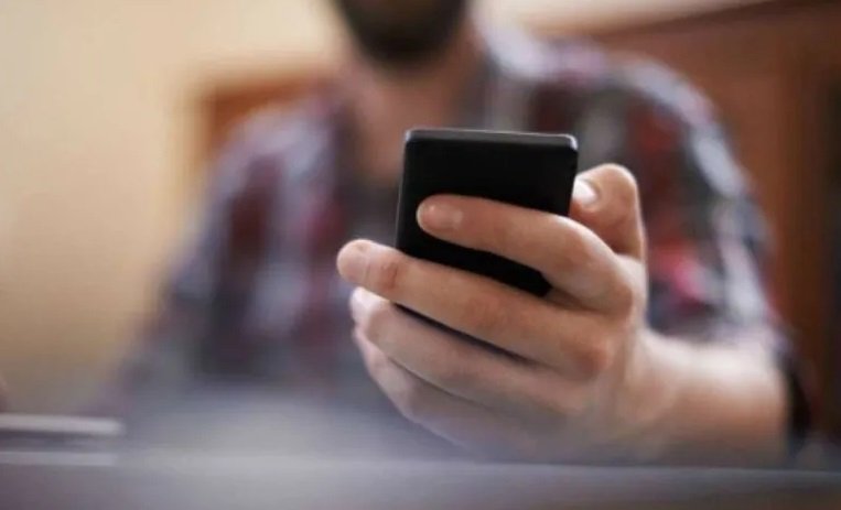 اعتقال شاب متخصص في النصب على المواطنين بواسطة مكالمات هاتفية