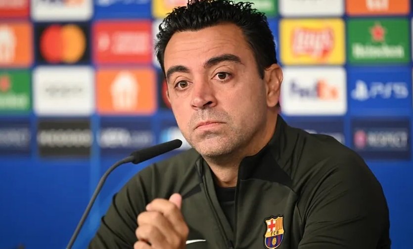 تشافي سيبقى في منصبه مدربا لبرشلونة