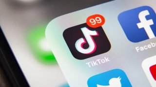 الاتحاد الأوروبي: “تيك توك” خطير كالسجائر