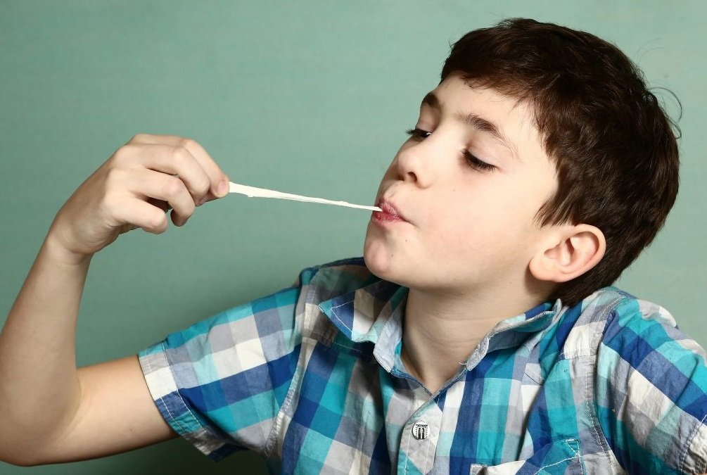 وزارة التعليم تمنع تناول “المسكة” في المدارس