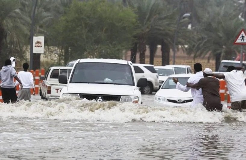 أمطار استثنائية تؤدي إلى إغلاق أنفاق وجسور وتعليق الدراسة بعدة مناطق في السعودية