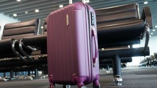 صفحات مزيفة لبيع حقائب المسافرين.. مكتب المطارات يحذر