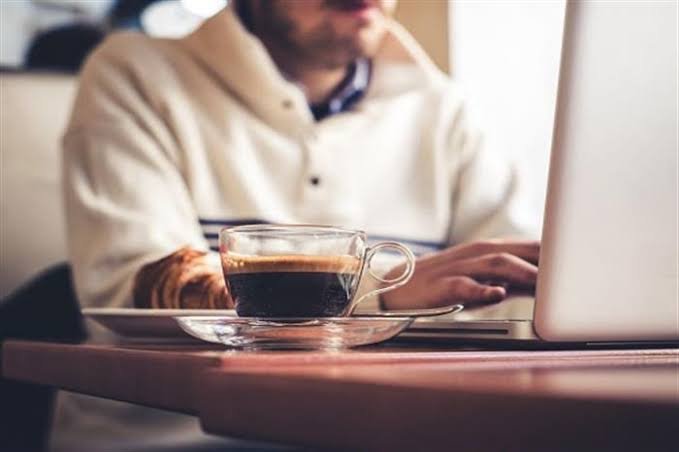 القهوة تقلل من المخاطر الصحية المرتبطة بالجلوس الطويل