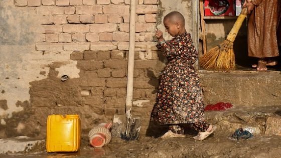أفغانستان : الفيضانات تعمق جراح عشرات الآلاف من الأطفال