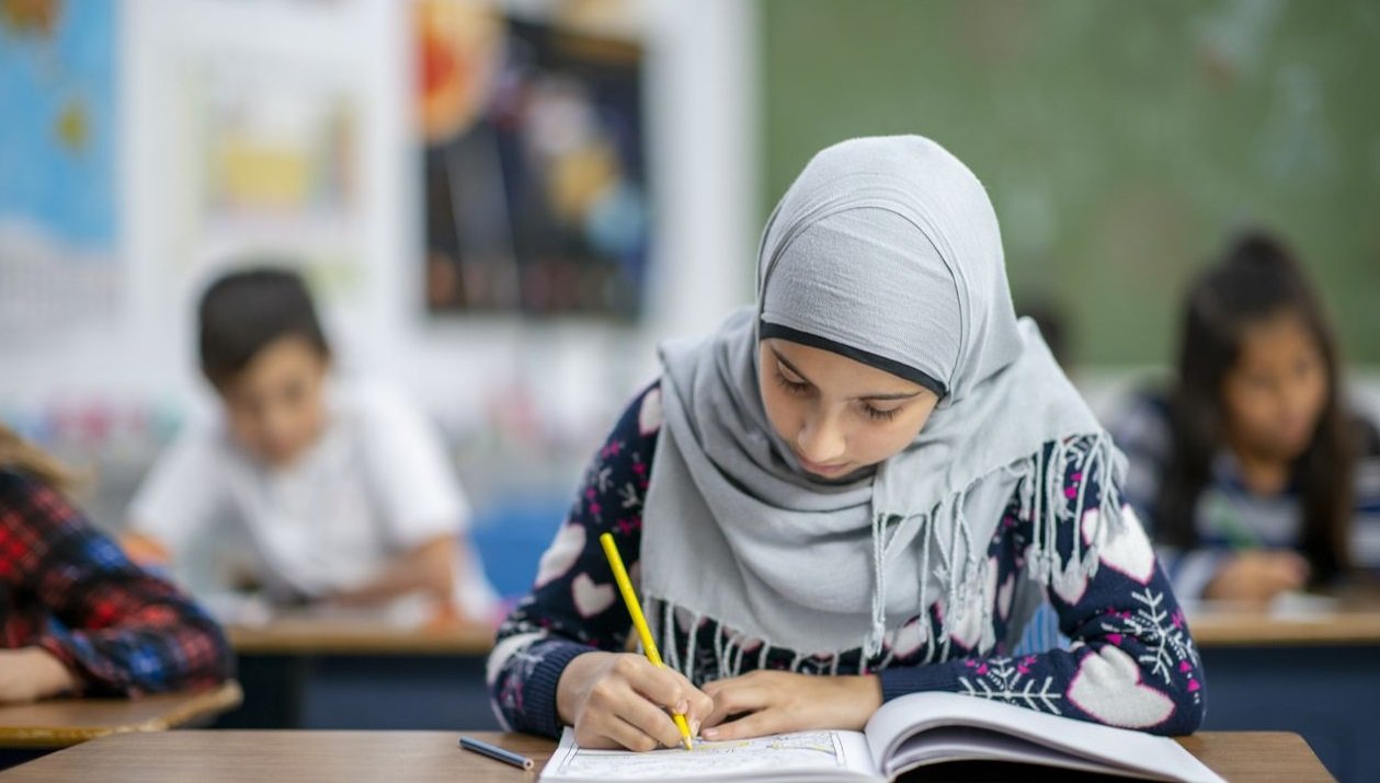 القضاء المغربي ينتصر لتلميذة طردتها مدرسة فرنسية بسبب الحجاب