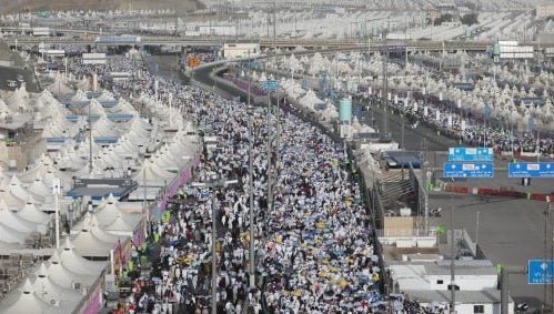 حجاج بيت الله الحرام يتوافدون إلى مشعر منى لقضاء يوم التروية أول محطات مناسك الحج