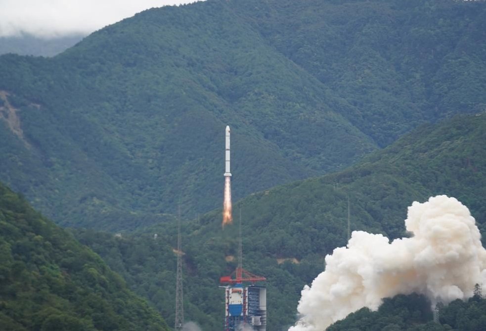 إطلاق قمر اصطناعي “صيني- فرنسي” لرصد أقوى انفجارات الكون