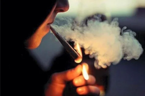 تدخين مخدر “الشيرا” بقلب ساحة جامع الفنا يتسبب في إعتقال سائح سويسري بمراكش