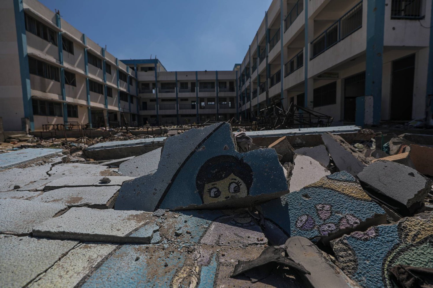 وكالة غوث و تشغيل اللاجئين الفلسطينيين “أونروا” تعلن بأن إسرائيل إستهدفت 69 بالمئة من مدارس إيواء النازحين بغزة