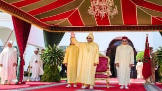 أمير المؤمنين يؤدي صلاة عيد الفطر بمسجد أهل فاس بالرباط