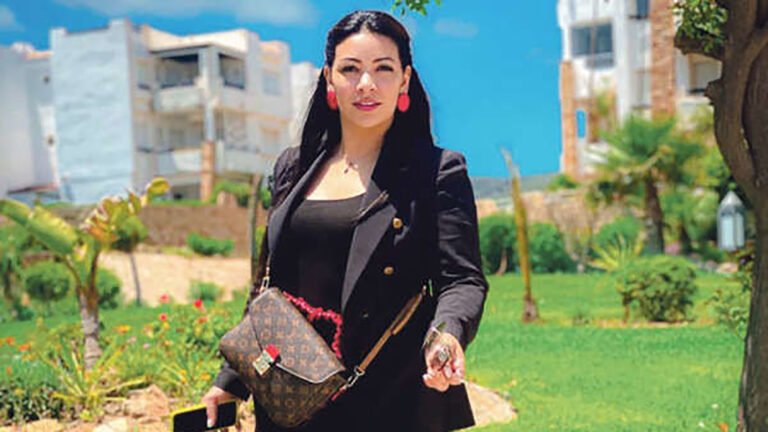 الفنانة إحسان الركراكي تعود للساحة الفنية بعنوان “الديفو فيك نتيا”