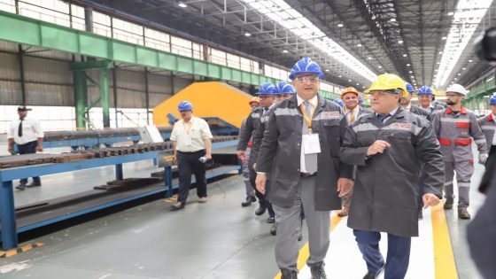 الجديدة..الوزير مزور يقوم بزيارة لمركب الحديد و الصلب بالجرف الأصفر