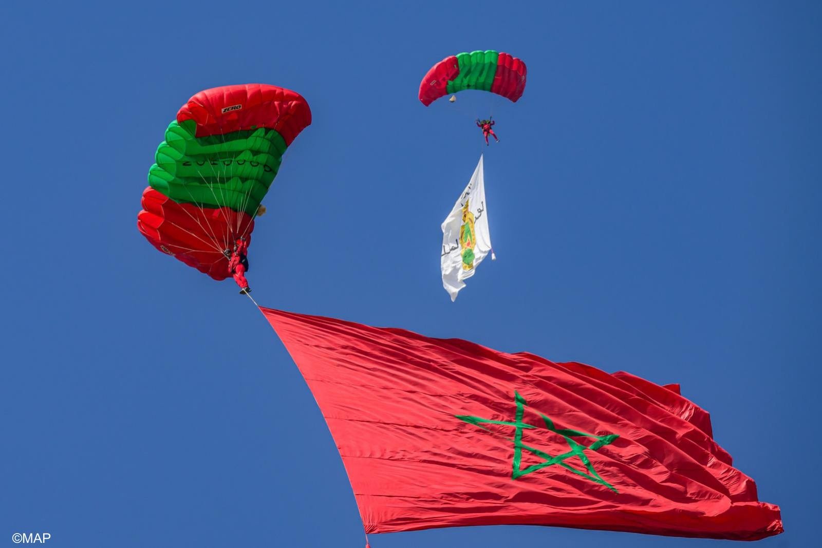عيد العرش المجيد..لوحات فنية و قفزات إستعراضية لمظليين تمتع جمهور العدوتين