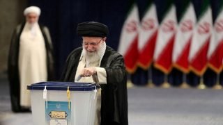 إيران : فتح مراكز الاقتراع في الدورة الثانية من الانتخابات الرئاسية