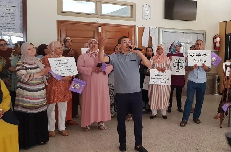 كتاب الضبط يواصلون احتجاجاتهم عبر وقفات احتجاجية