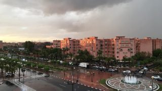 أجواء حارة مع نزول قطرات مطرية ببعض المناطق