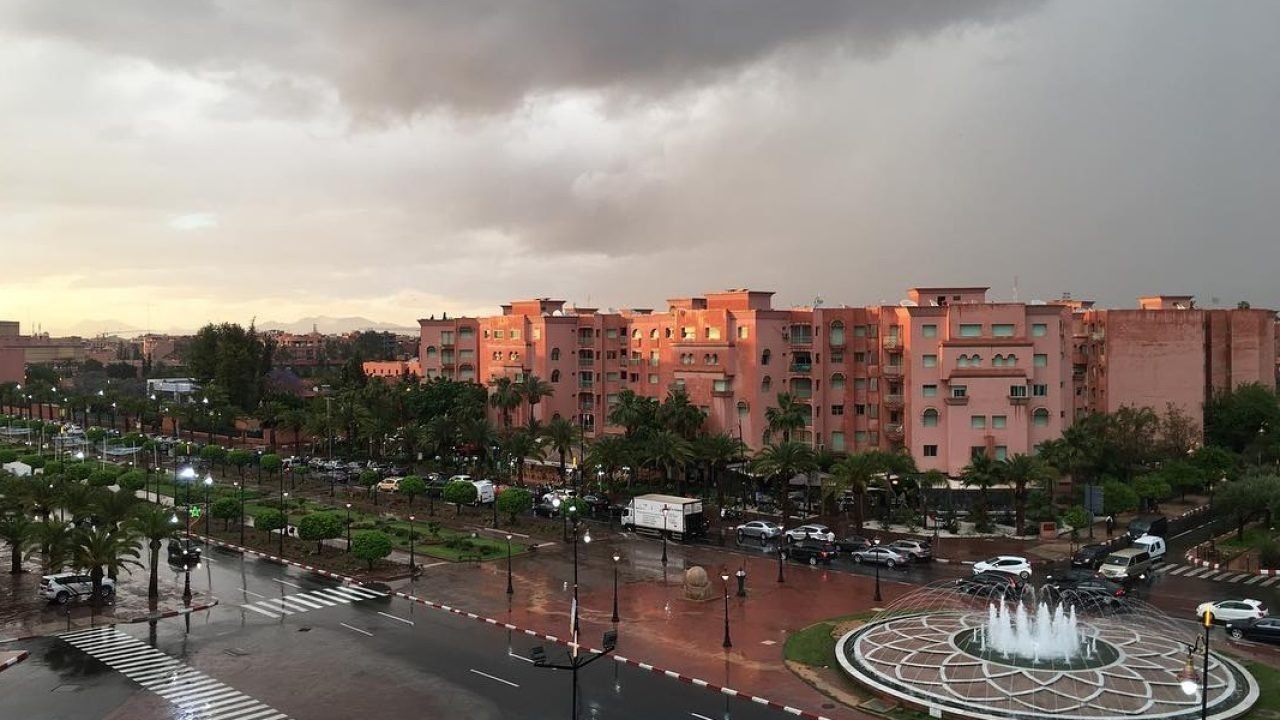 أجواء حارة مع نزول قطرات مطرية ببعض المناطق