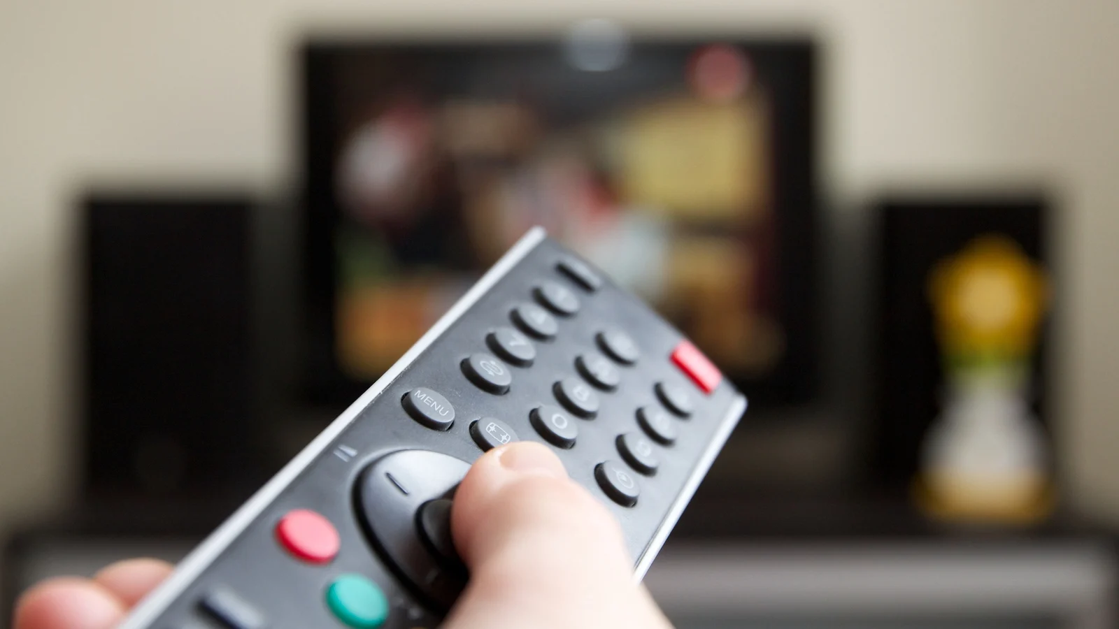 مشاهدة التلفاز لساعات طويلة يوميا قد تزيد من خطر الإصابة بالخرف