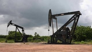 النفط يصعد بدعم آمال في خفض أمريكي لأسعار الفائدة يدعم الطلب على الوقود