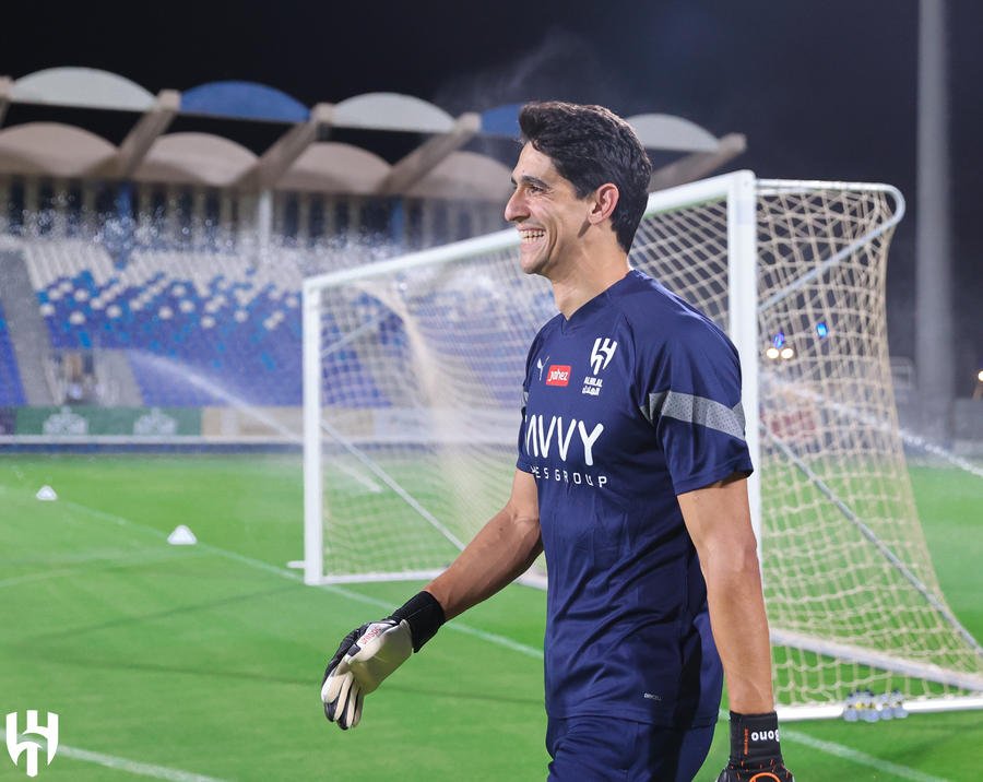 الحارس المغربي ياسين بونو يقود فريقه الهلال لنهائي كأس السوبر السعودية