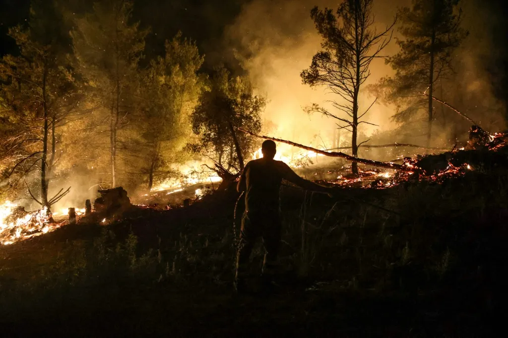إندلاع عدد من حرائق غابات باليونان في ظل درجات حرارة مرتفعة