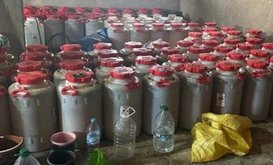 الجديدة : تفكيك مصنع سري لتقطير “مسكر ماء الحياة ” كانت موجهة “لموسم مولاي عبد الله”