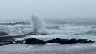 Waves crash amid Typhoon Ampil, in Hachijo, Tokyo Prefecture, Japan, August 16, 2024, in this screen grab obtained from a social media video. X/@kunisawanet/via REUTERS THIS IMAGE HAS BEEN SUPPLIED BY A THIRD PARTY. MANDATORY CREDIT. NO RESALES. NO ARCHIVES.