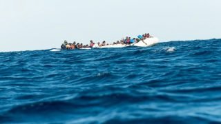 الداخلة..البحرية الملكية تقدم المساعدة لـ124 مرشحا للهجرة غير النظامية من إفريقيا جنوب الصحراء