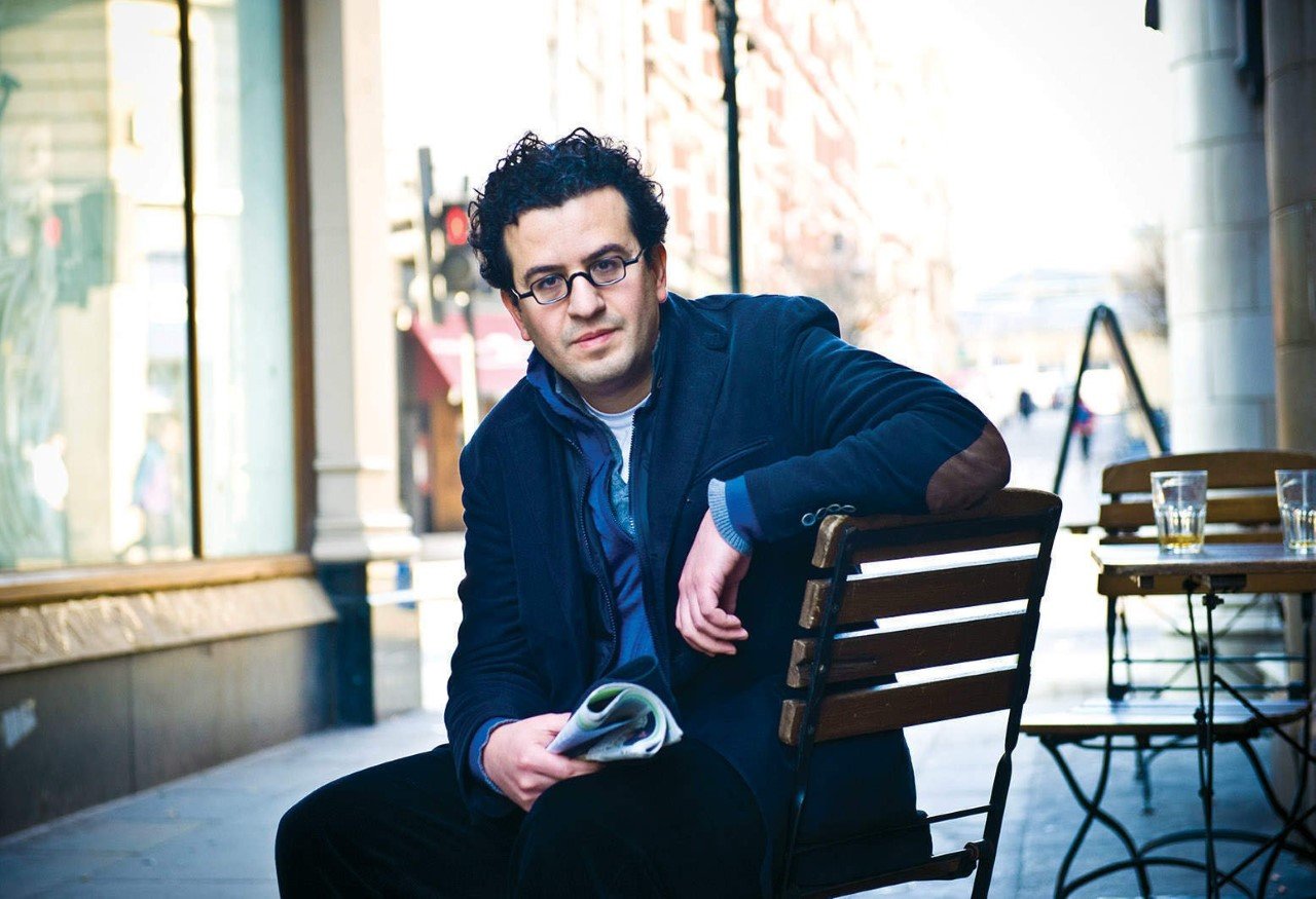 هشام مطر يروي سيرة الفن والفقد والمواساة