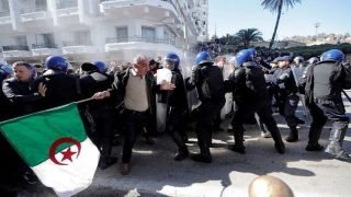 “تبون” يشدد قبضته قبل الانتخابات: تأجيل عطل الأمن وإجراءات صارمة لمواجهة الاحتجاجات