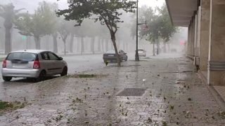 زخات رعدية مصحوبة بحبات البرد وبهبات رياح اليوم الثلاثاء