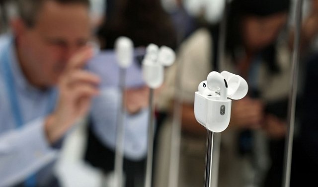 الولايات المتحدة تسمح بإضافة وظيفة إلى أجهزة “إير بودز” تحولها إلى أدوات مساعدة للسمع