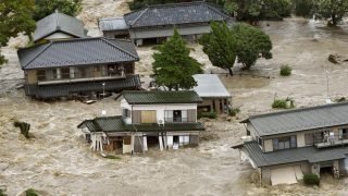 اليابان : مـــــــصرع شخص و إجلاء 60 ألفا بسبب الفيضانات