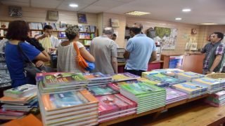 الدخول المدرسي.. إقبال كبير على المكتبات للاقتناء الكتب والمستلزمات المدرسية