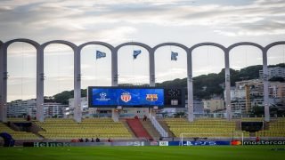 الاتحاد الأوروبي لكرة القدم يعاقب برشلونة بسبب تصرفات جماهيره