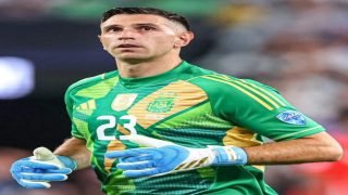 فيفا يوقف حارس مرمى الأرجنتين إيمليانو مارتينيز بسبب سلوك غير لائق