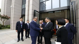 الصين : رئيس الحكومة أخنوش يزور مصنع “غوشن هاي تيك” بمدينة خ في و يطلع على تقدم أشغال الوحدة الصناعية الضخمة للقنيطرة