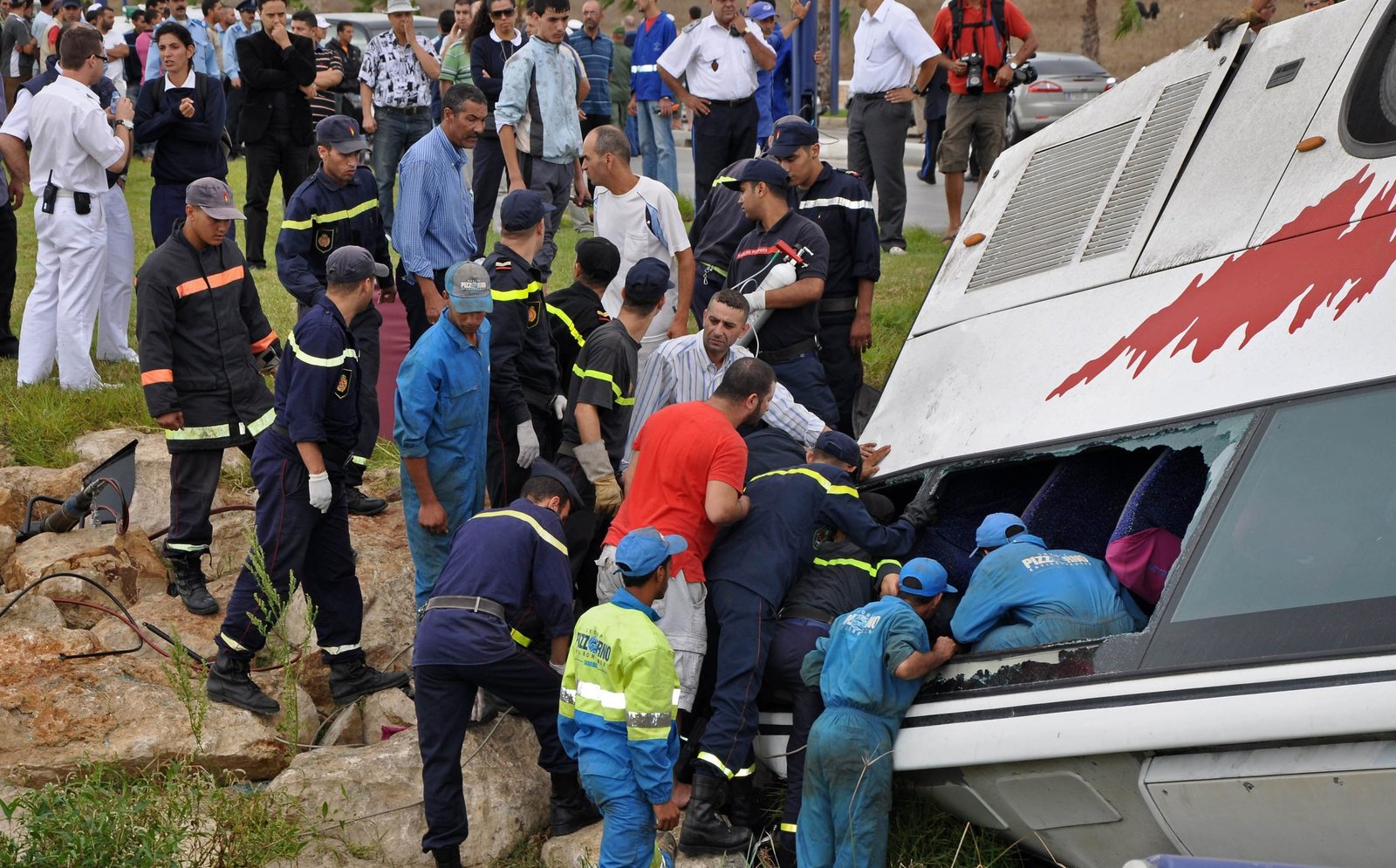 رحلة استجمام تتحول إلى كارثة.. انقلاب حافلة سياحية وإصابة 18 شخصًا قرب تزنيت