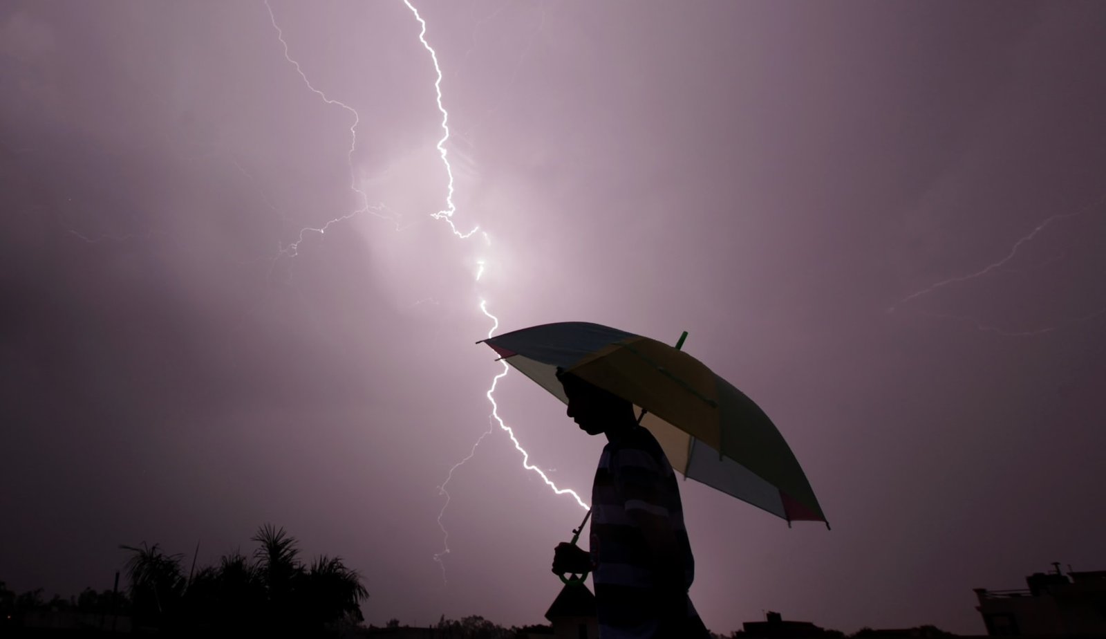 صاعقة رعدية تقـ ـتل تلميذًا وتجـ ـرح آخر في شفشاون