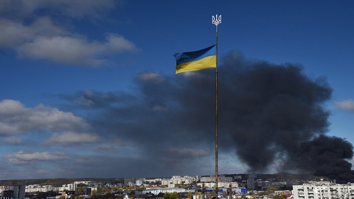 وزارة الدفاع الروسية : إصابة قاعدة وقود في جنوب أوكرانيا و مطار عسكري في غربها