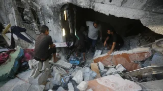 مصادر فلسطينية : مقتل و جرح العشرات بغارة إسرائيلية شمالي غزة