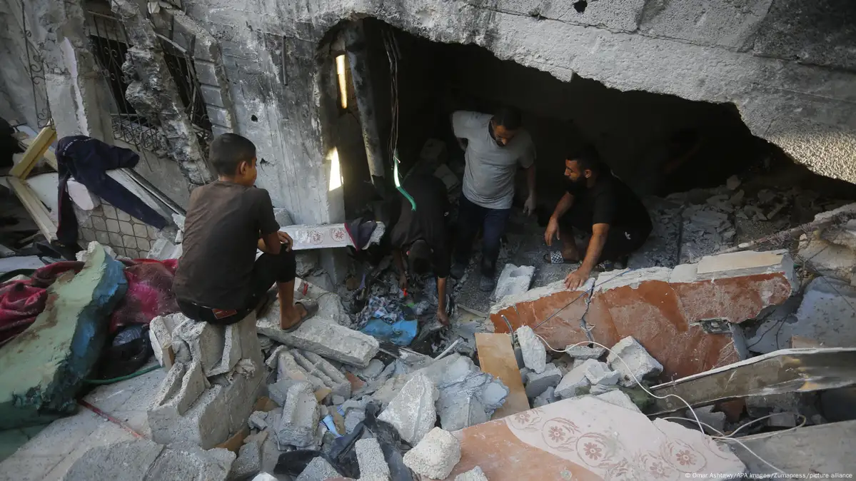 مصادر فلسطينية : مقتل و جرح العشرات بغارة إسرائيلية شمالي غزة