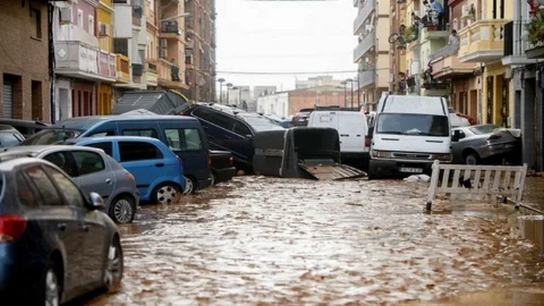 فيضانات إسبانيا.. وفاة مهاجر مغربي وفقدان 25 آخرين