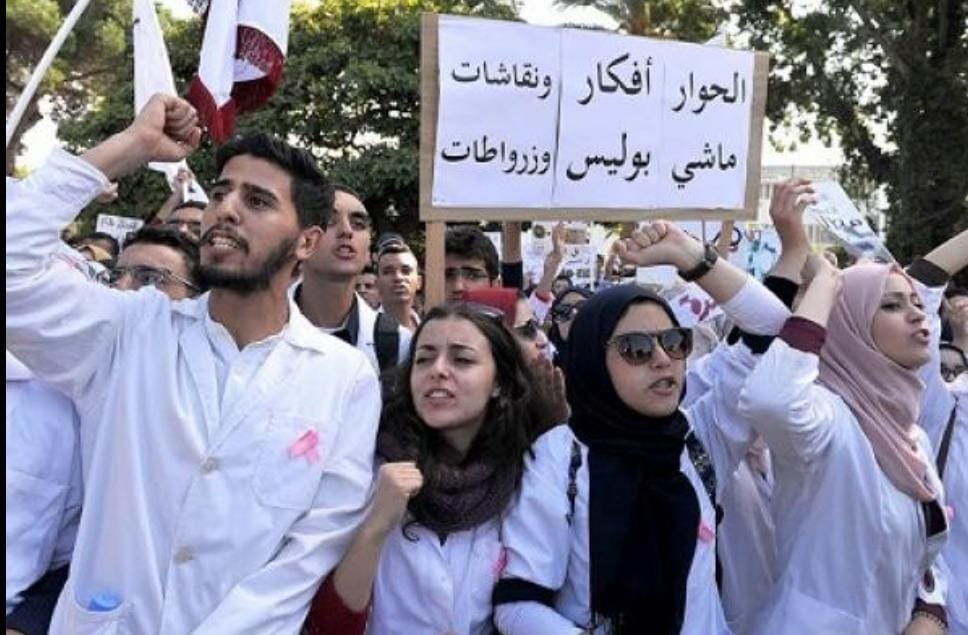 على خلفية احتجاجهم.. تأجيل أولى جلسات محاكمة طلبة الطب والأطباء الداخليين