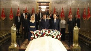 ايمانويل ماكرون وحرمه يزوران ضريح “محمد الخامس” بالرباط