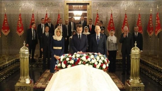 ايمانويل ماكرون وحرمه يزوران ضريح “محمد الخامس” بالرباط