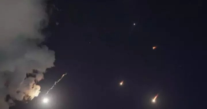 إطلاق عشرات الصواريخ من إيران تجاه إس_رائيل