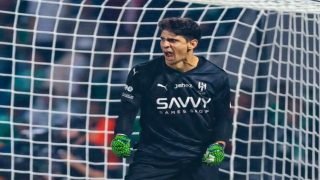 إصابة بونو تثير قلق الهلال: الحارس المغربي يُغادر مباراة إفريقيا الوسطى بعد 30 دقيقة