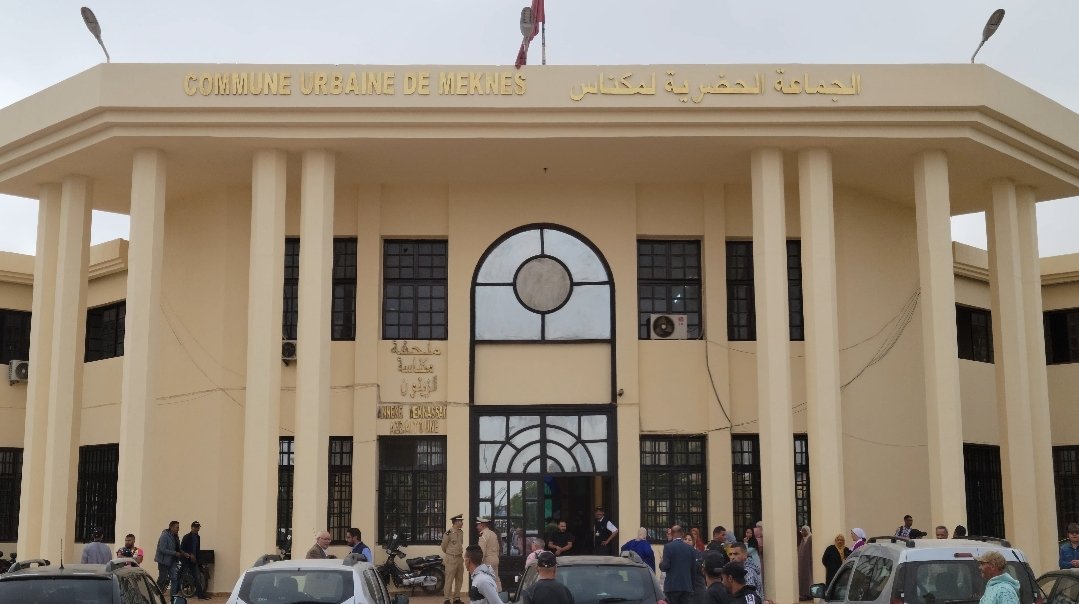 حالة الركود تُخيّم على مجلس جماعة مكناس بعد إقالة الرئيس باحجي وسط انقسامات وصراعات حزبية